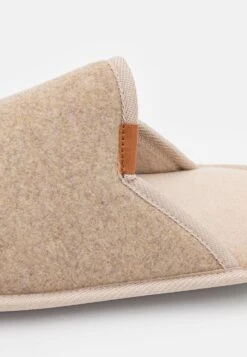 Pier One Pantoffels - Beige -Heren Kledings Winkel 4bb8e183218649be8d160cd154643fa0