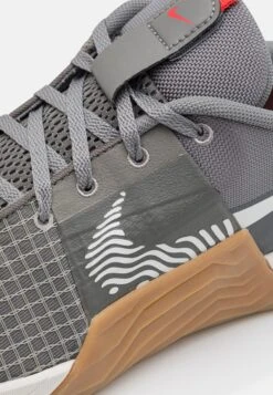 Nike Performance Metcon 8 Unisex - Trainingsschoen - Flat Pewter/Phantom/Med Brown/Light Crimson/Adobe/Cobblestone -Heren Kledings Winkel 8653a01698a24a95a9623ef62e1b4c07