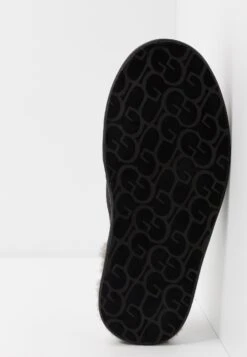 Ugg Scuff - Pantoffels - Black 12 Ugg Scuff - Pantoffels - Black -Heren Kledings Winkel a7d657a828814ad5b648a220729f64dd