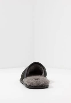 Ugg Scuff - Pantoffels - Black 11 Ugg Scuff - Pantoffels - Black -Heren Kledings Winkel da757aff0ffe4030af4ba8238bcf11e5